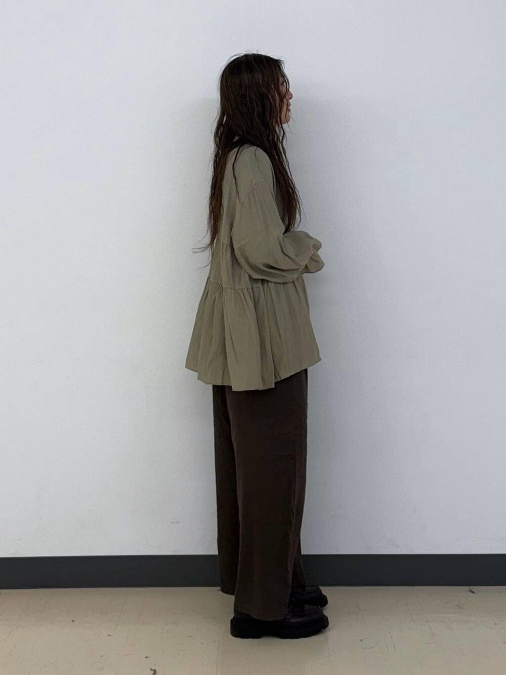 ブラウン系のその他パンツ、ブラック系のその他トップスを着用したレディースの春コーディネートの4枚目の写真