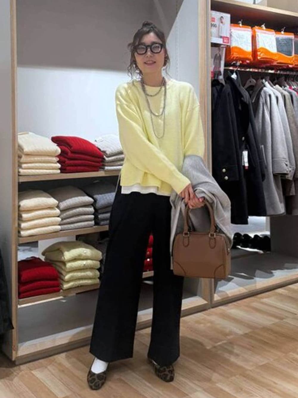 その他のパンプス、その他のチェスターコート、イエロー系のニット/セーターを着用したレディースの冬コーディネートの2枚目の写真