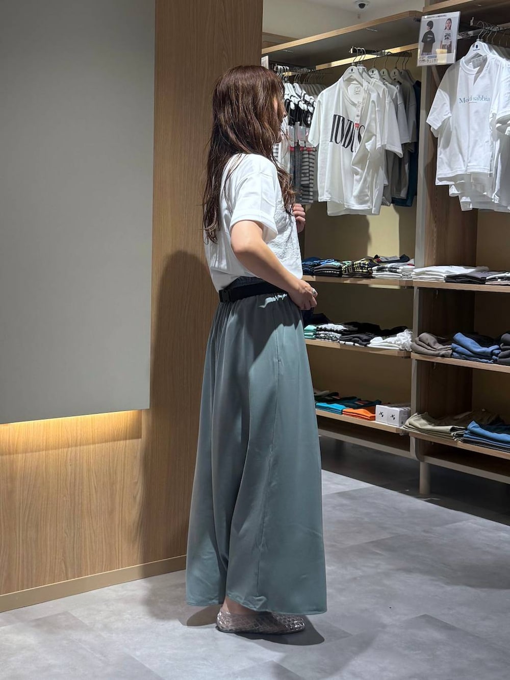 グリーン系のその他パンツ、ブラック系のボディバッグ/ウエストポーチ、シルバー系のサンダルを着用したレディースの夏コーディネートの3枚目の写真
