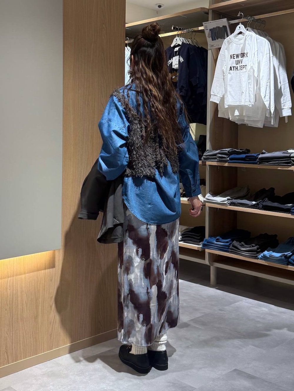 ブラック系のショルダーバッグ、ブラック系のローファー、ブルー系のシャツ/ブラウスを着用したレディースの春コーディネートの8枚目の写真