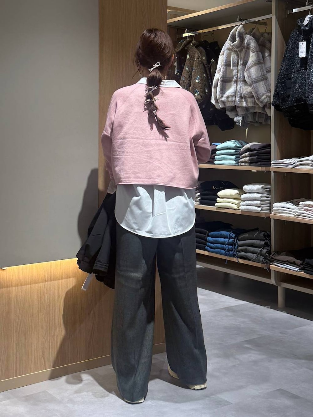 グレー系のその他パンツ、ホワイト系のシャツ/ブラウス、ブラック系のマウンテンパーカーを着用したレディースの秋コーディネートの4枚目の写真