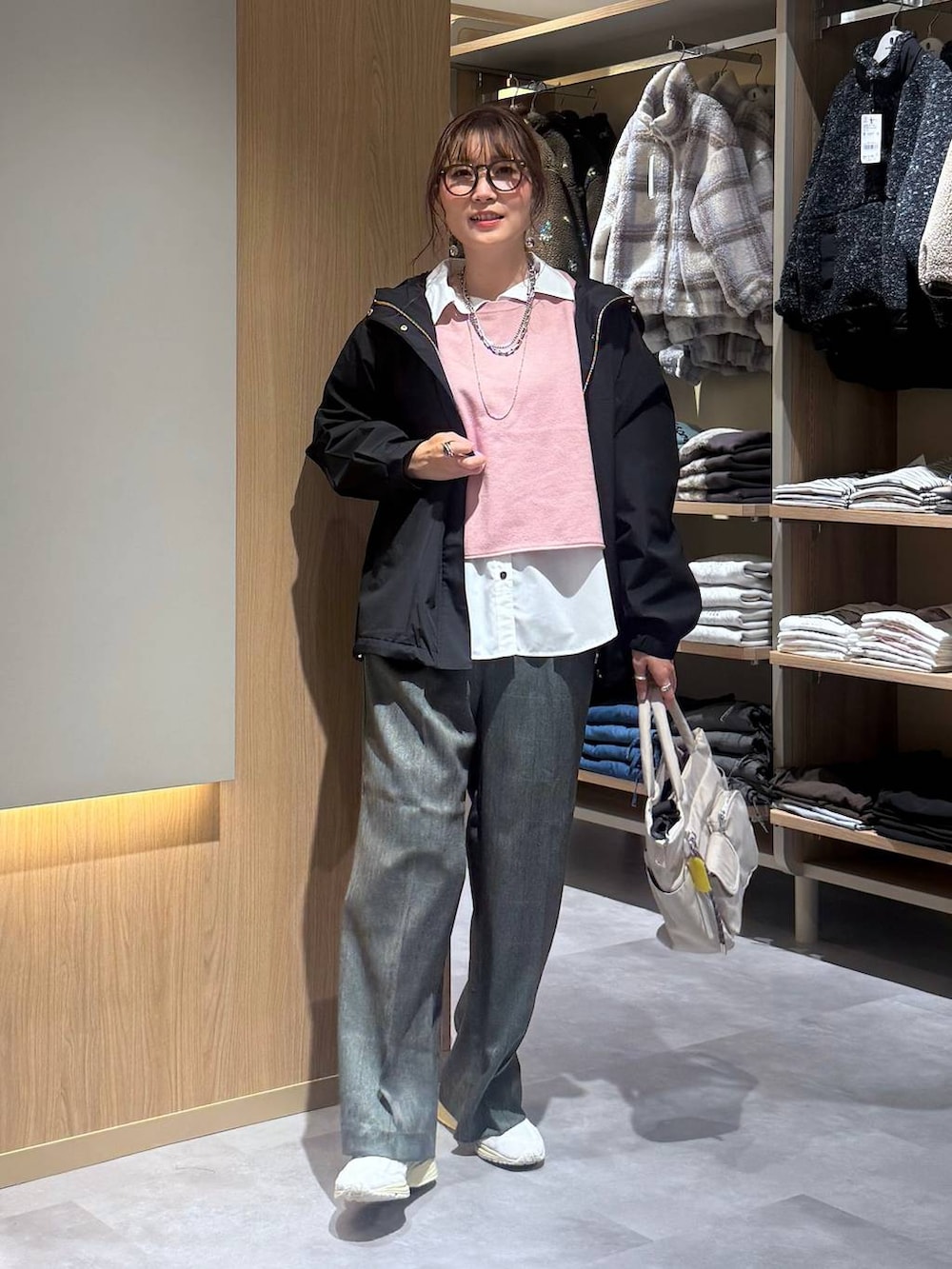 グレー系のその他パンツ、ホワイト系のシャツ/ブラウス、ブラック系のマウンテンパーカーを着用したレディースの秋コーディネートの6枚目の写真