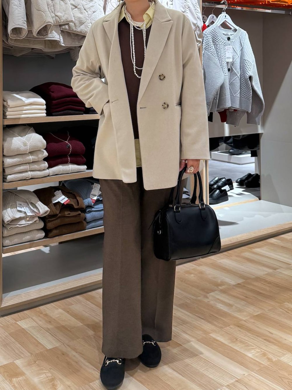 イエロー系のシャツ/ブラウス、ブラウン系のスウェット、ブラウン系のその他パンツを着用したレディースの春コーディネートの6枚目の写真