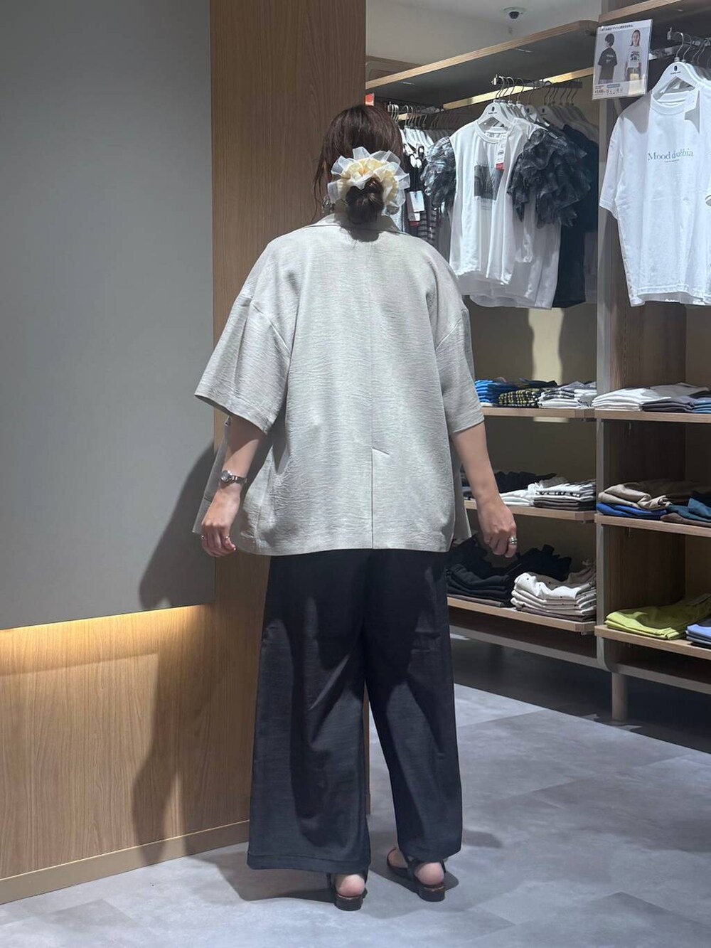 ベージュ系のテーラードジャケット、ブラック系のその他パンツ、ホワイト系のTシャツ/カットソーを着用したレディースの夏コーディネートの4枚目の写真