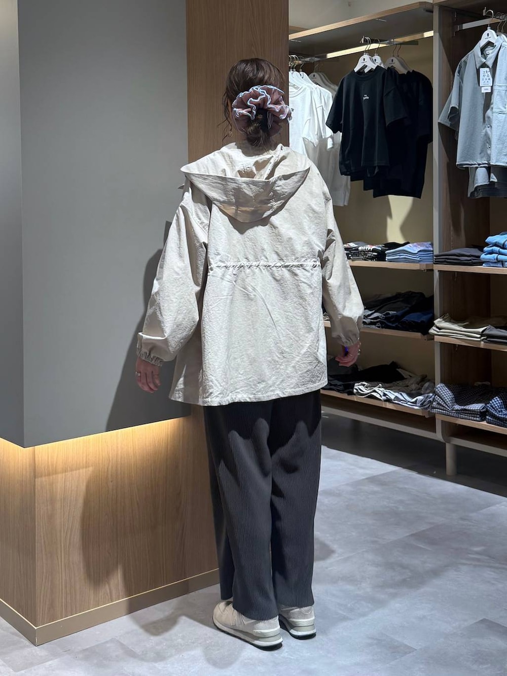 ベージュ系のパーカー、ホワイト系のタンクトップ、グレー系のその他パンツを着用したレディースの春コーディネートの4枚目の写真