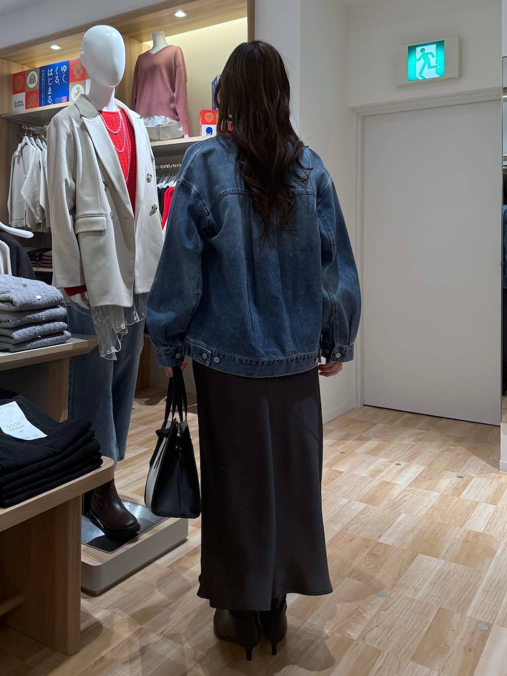 ホワイト系のショルダーバッグ、ピンク系のスウェット、ホワイト系のTシャツ/カットソーを着用したレディースの春コーディネートの5枚目の写真