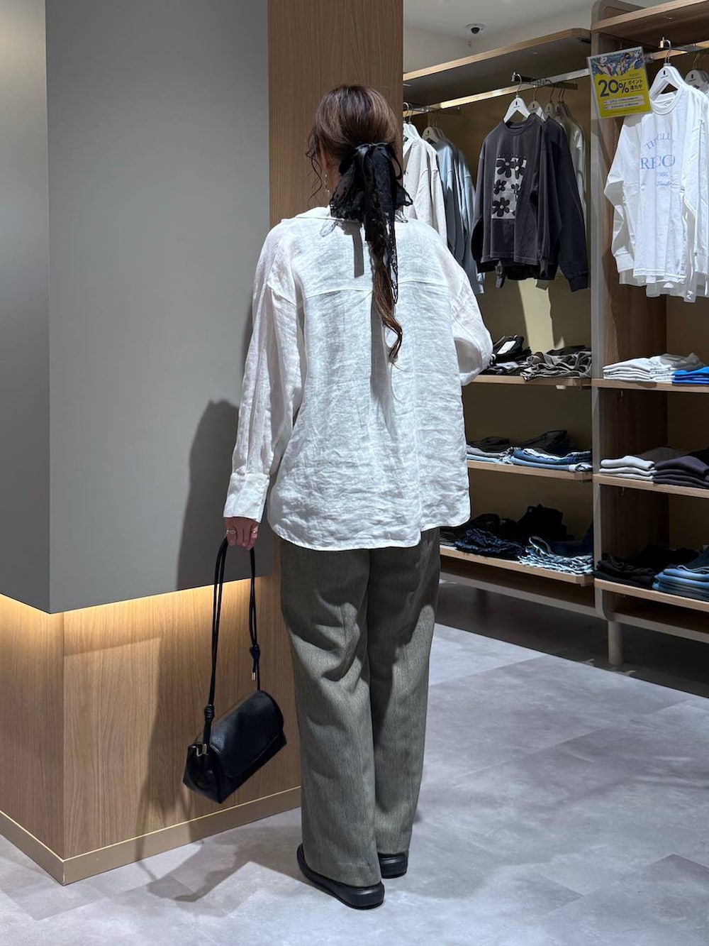 ブラック系のショルダーバッグ、ホワイト系のシャツ/ブラウス、ベージュ系のその他パンツを着用したレディースの夏コーディネートの4枚目の写真