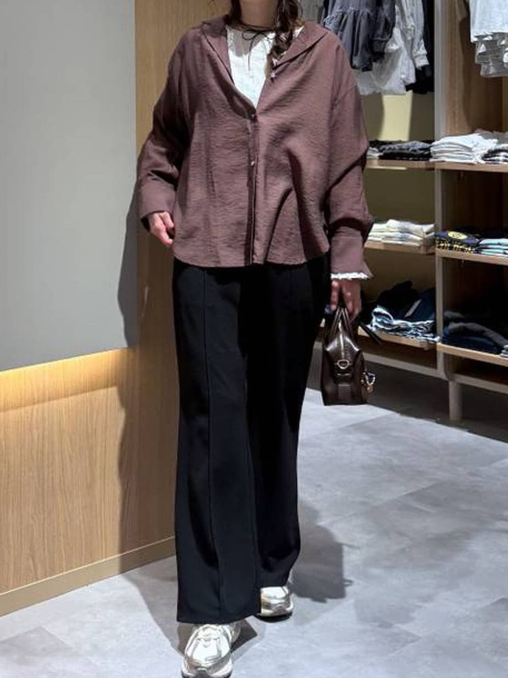 ホワイト系のTシャツ/カットソー、ブラック系のその他パンツ、ブラック系のボストンバッグを着用したレディースの春コーディネートの5枚目の写真