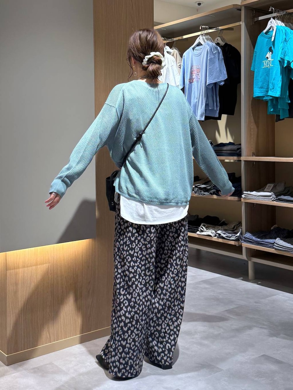その他のその他パンツ、その他のタンクトップ、ブルー系のニット/セーターを着用したレディースの春コーディネートの5枚目の写真