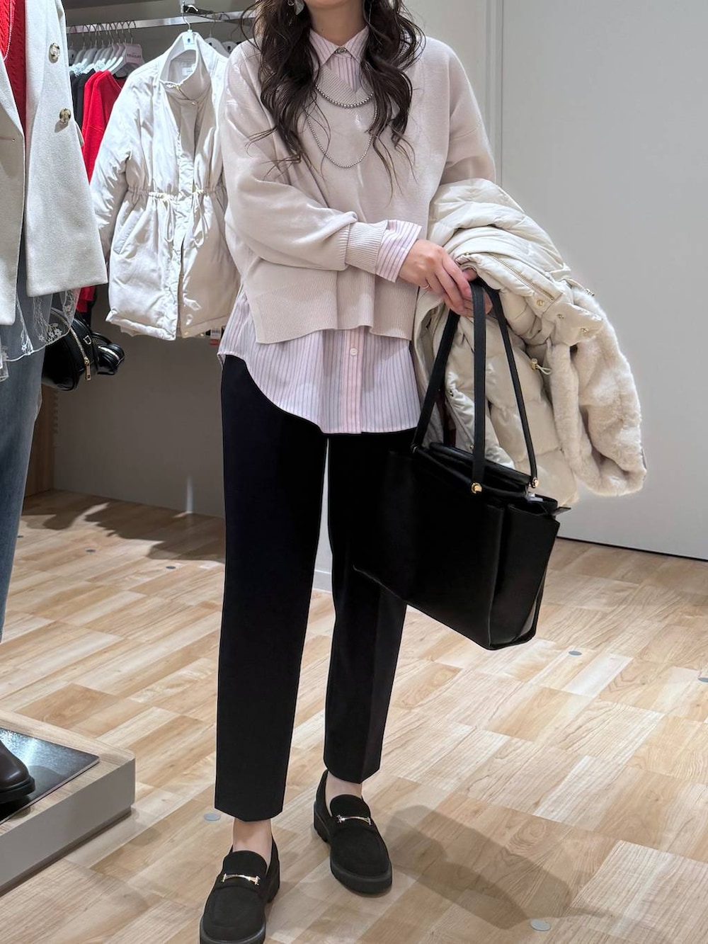 ベージュ系のダウンジャケット/コート、ピンク系のシャツ/ブラウス、ブルー系のその他パンツを着用したレディースの春コーディネートの5枚目の写真