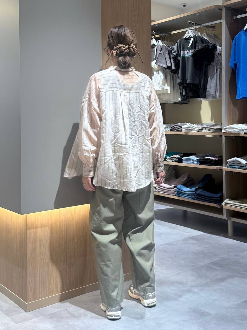 ベージュ系のパーカー、ベージュ系のシャツ/ブラウス、ブラウン系のタンクトップを着用したレディースの夏コーディネートの8枚目の写真