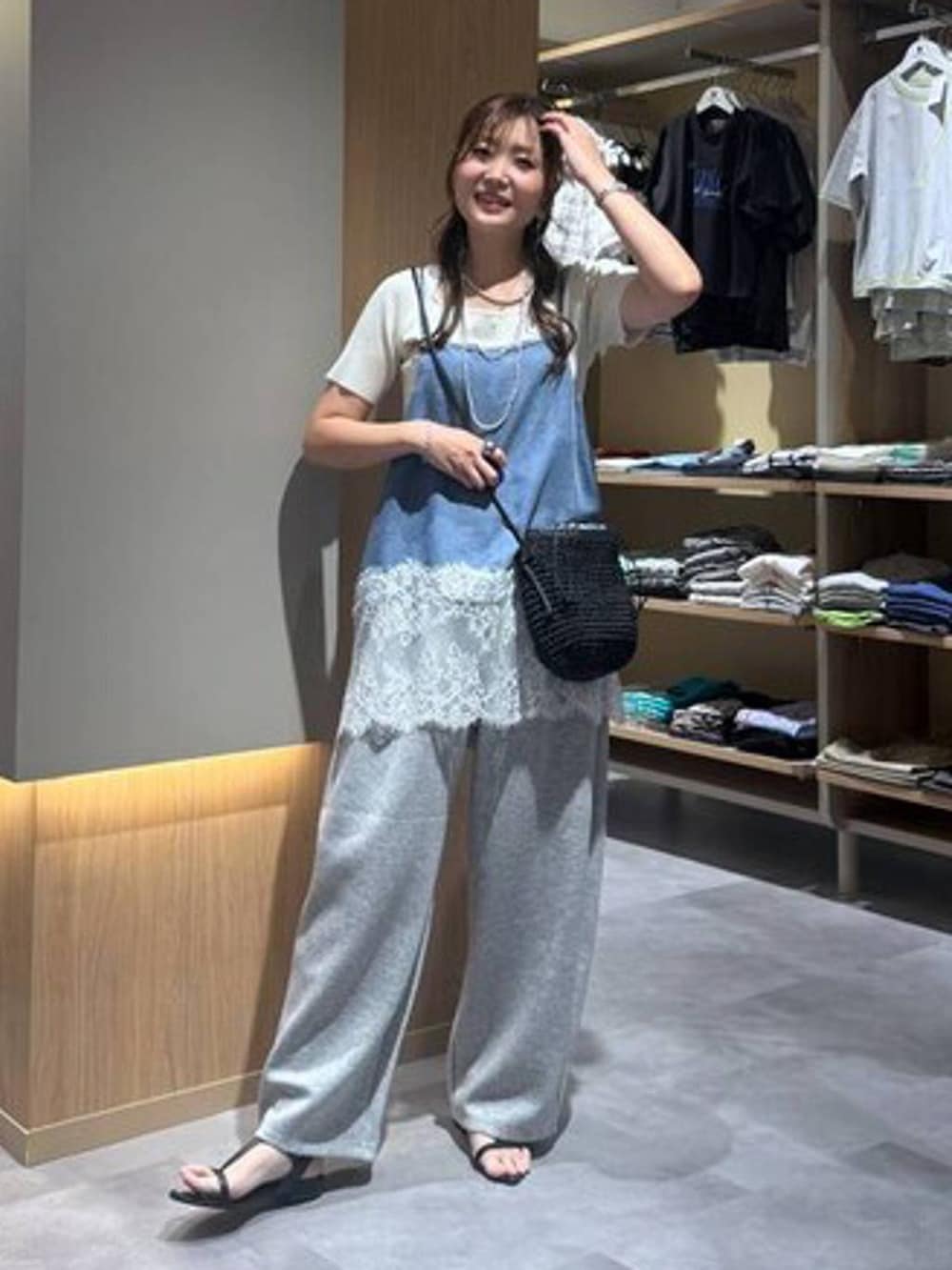 グレー系のその他パンツ、ホワイト系のニット/セーター、ブルー系のキャミソールを着用したレディースの夏コーディネートの3枚目の写真