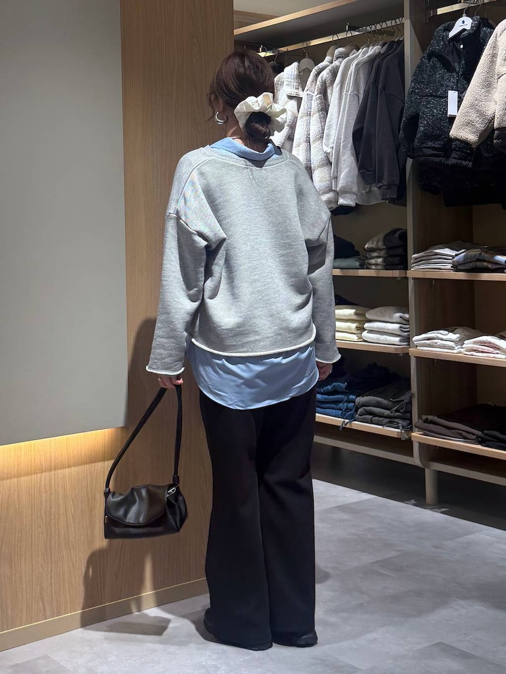 グレー系のスウェット、ブルー系のシャツ/ブラウス、ブラック系のショルダーバッグを着用したレディースの秋コーディネートの5枚目の写真