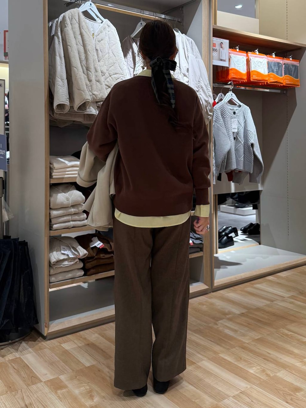 イエロー系のシャツ/ブラウス、ブラウン系のスウェット、ブラウン系のその他パンツを着用したレディースの春コーディネートの9枚目の写真