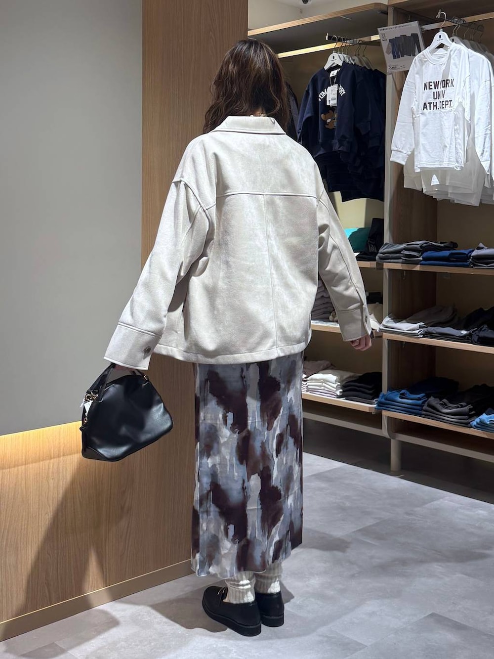 ブラック系のショルダーバッグ、ブラック系のローファー、イエロー系のニット/セーターを着用したレディースの冬コーディネートの4枚目の写真