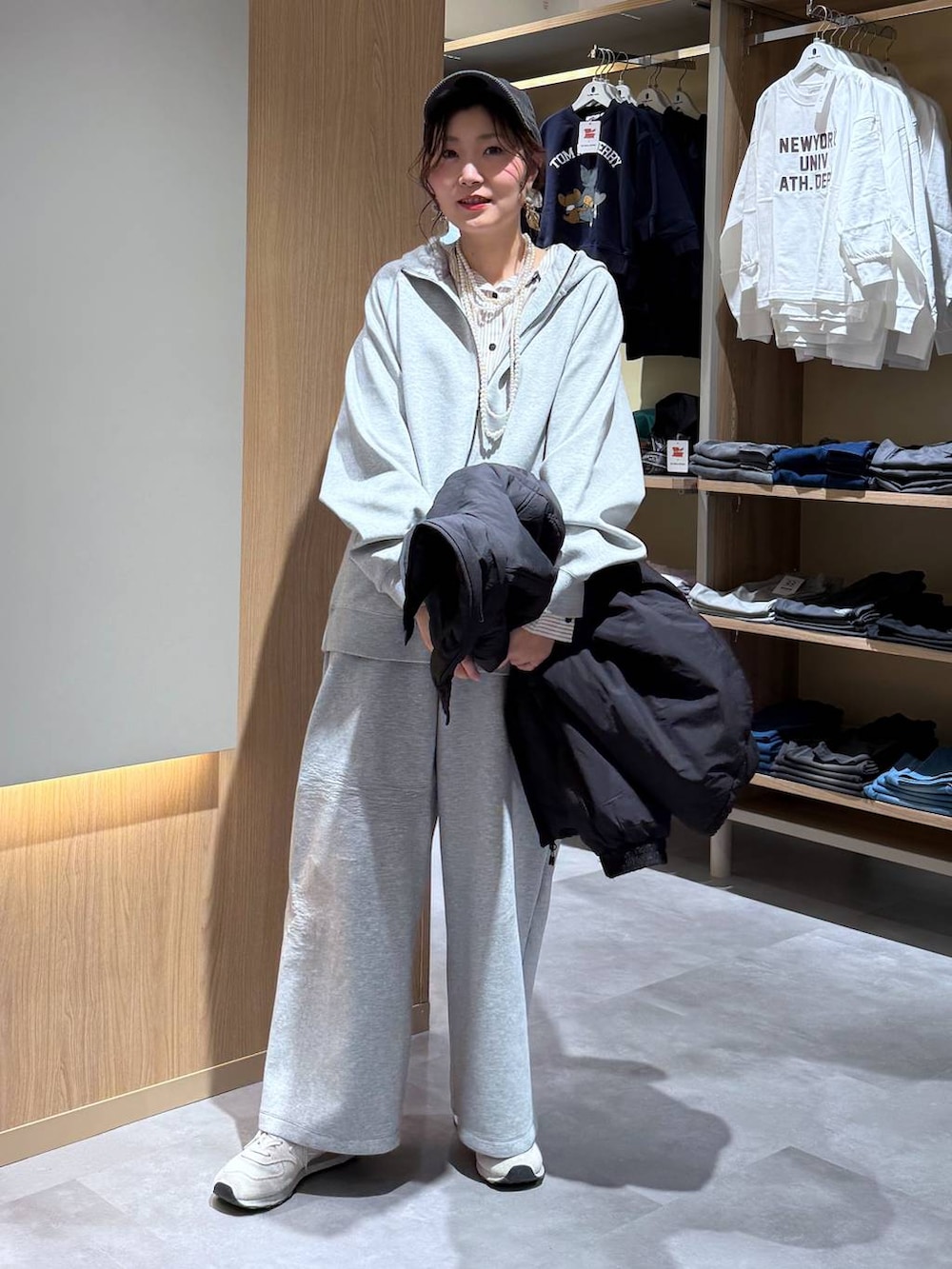 ブラック系のブルゾン、その他のシャツ/ブラウス、グレー系のスウェットパンツを着用したレディースの春コーディネートの2枚目の写真