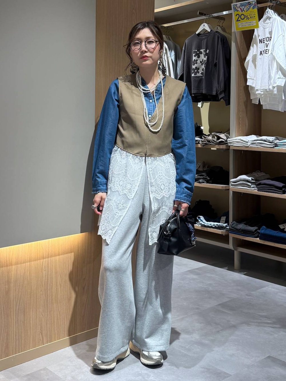 グレー系のスウェットパンツ、ブラウン系のその他アウター、ブルー系のシャツ/ブラウスを着用したレディースの春コーディネートの2枚目の写真