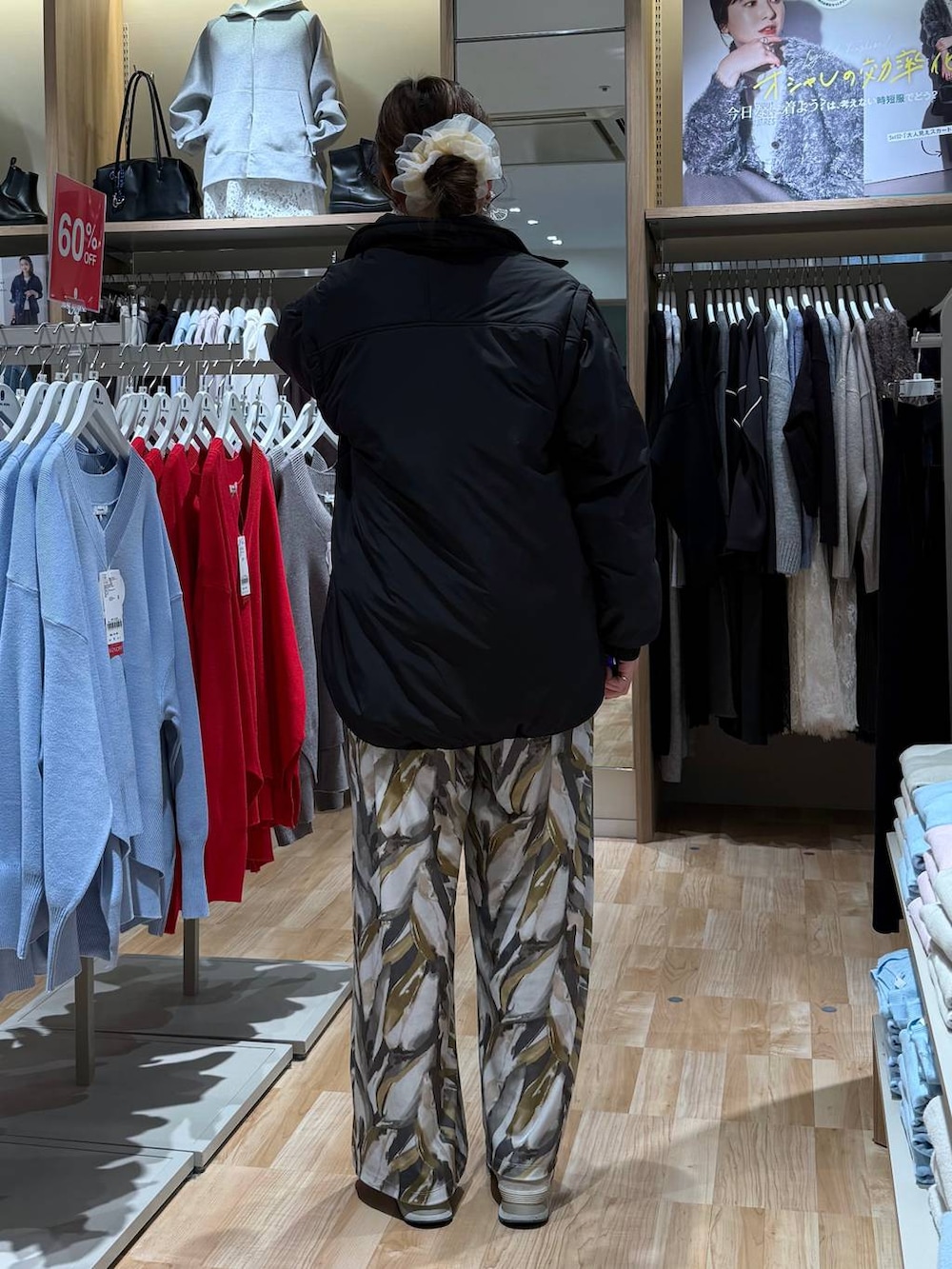 ブラック系のブルゾン、ホワイト系のニット/セーター、ベージュ系のその他パンツを着用したレディースの冬コーディネートの8枚目の写真