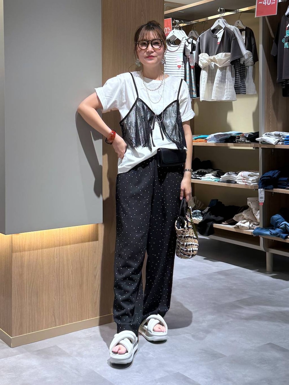 その他のその他パンツ、ブラック系のボディバッグ/ウエストポーチ、その他のかごバッグを着用したレディースの夏コーディネートの3枚目の写真