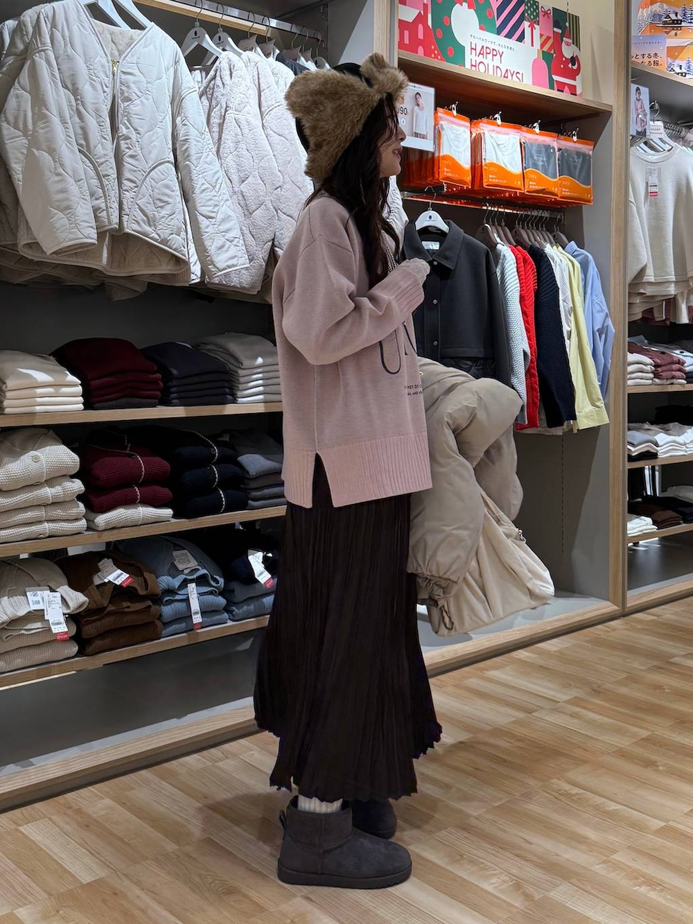 ベージュ系のダウンジャケット/コート、ホワイト系のTシャツ/カットソー、ブラウン系のスカートを着用したレディースの冬コーディネートの7枚目の写真