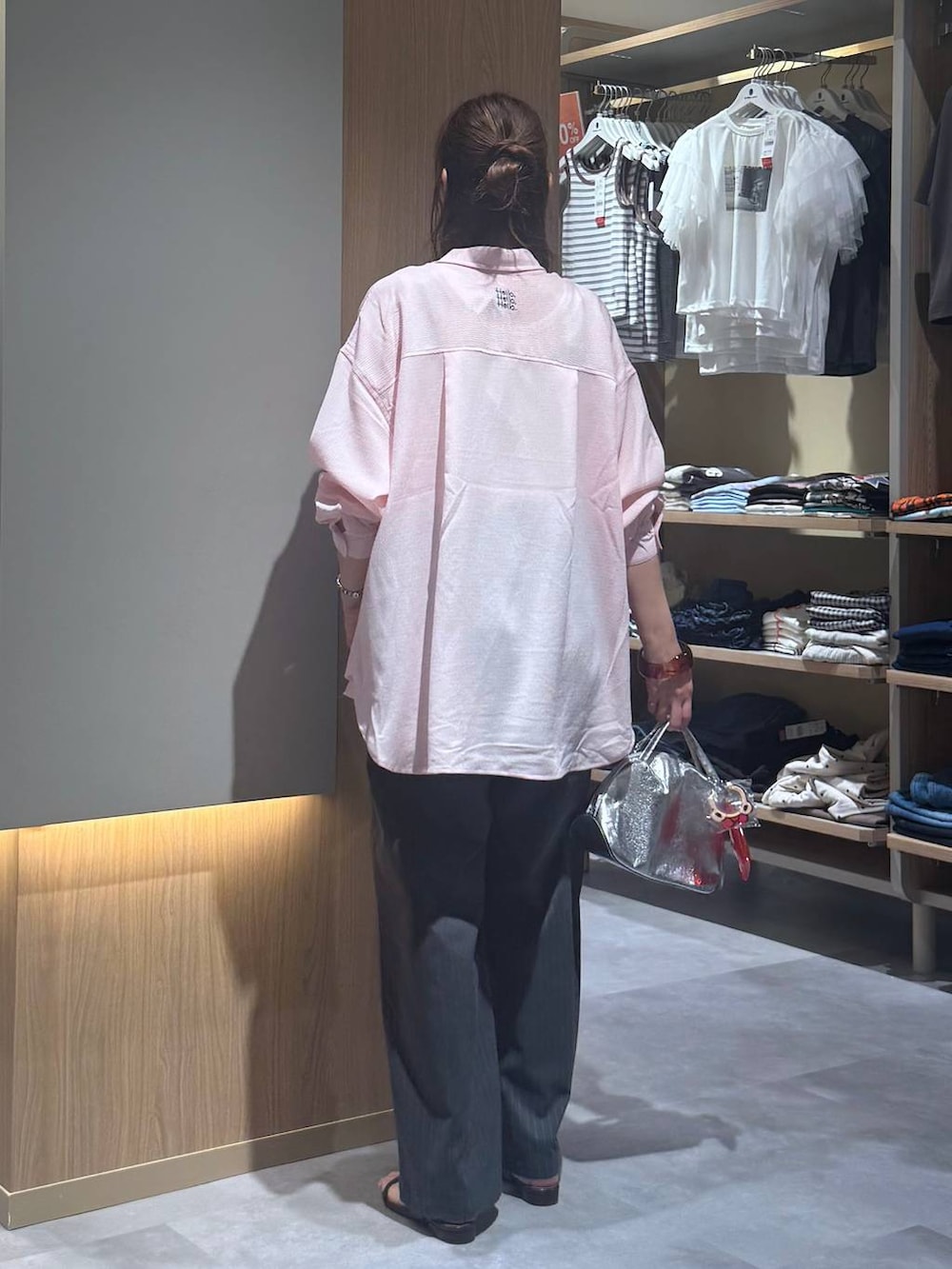 シルバー系のショルダーバッグ、グレー系のその他パンツ、ホワイト系のタンクトップを着用したレディースの夏コーディネートの7枚目の写真
