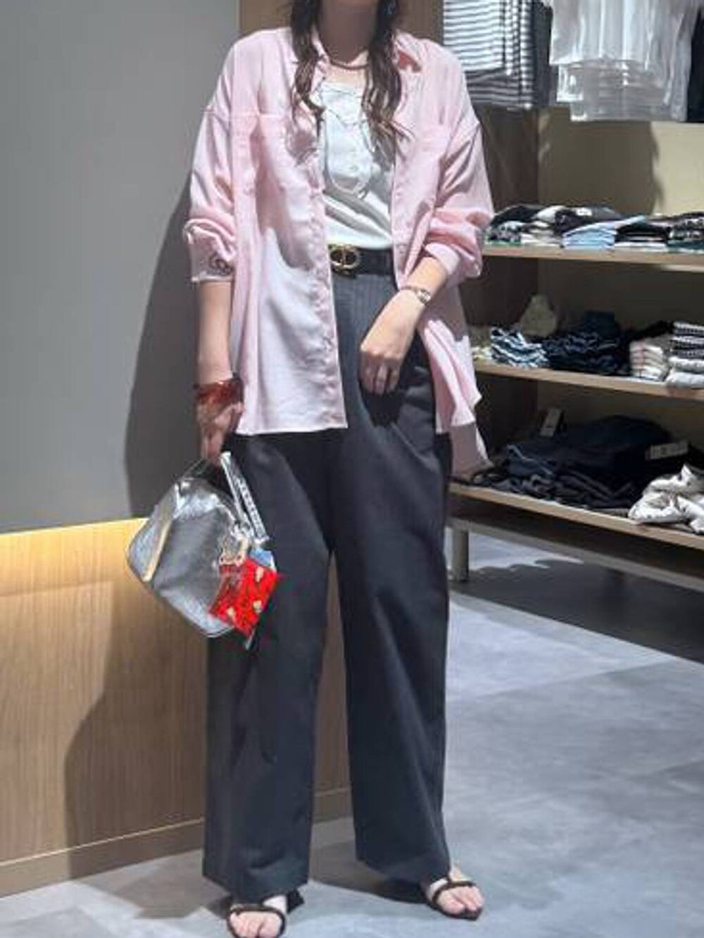 シルバー系のショルダーバッグ、グレー系のその他パンツ、ホワイト系のタンクトップを着用したレディースの夏コーディネートの8枚目の写真
