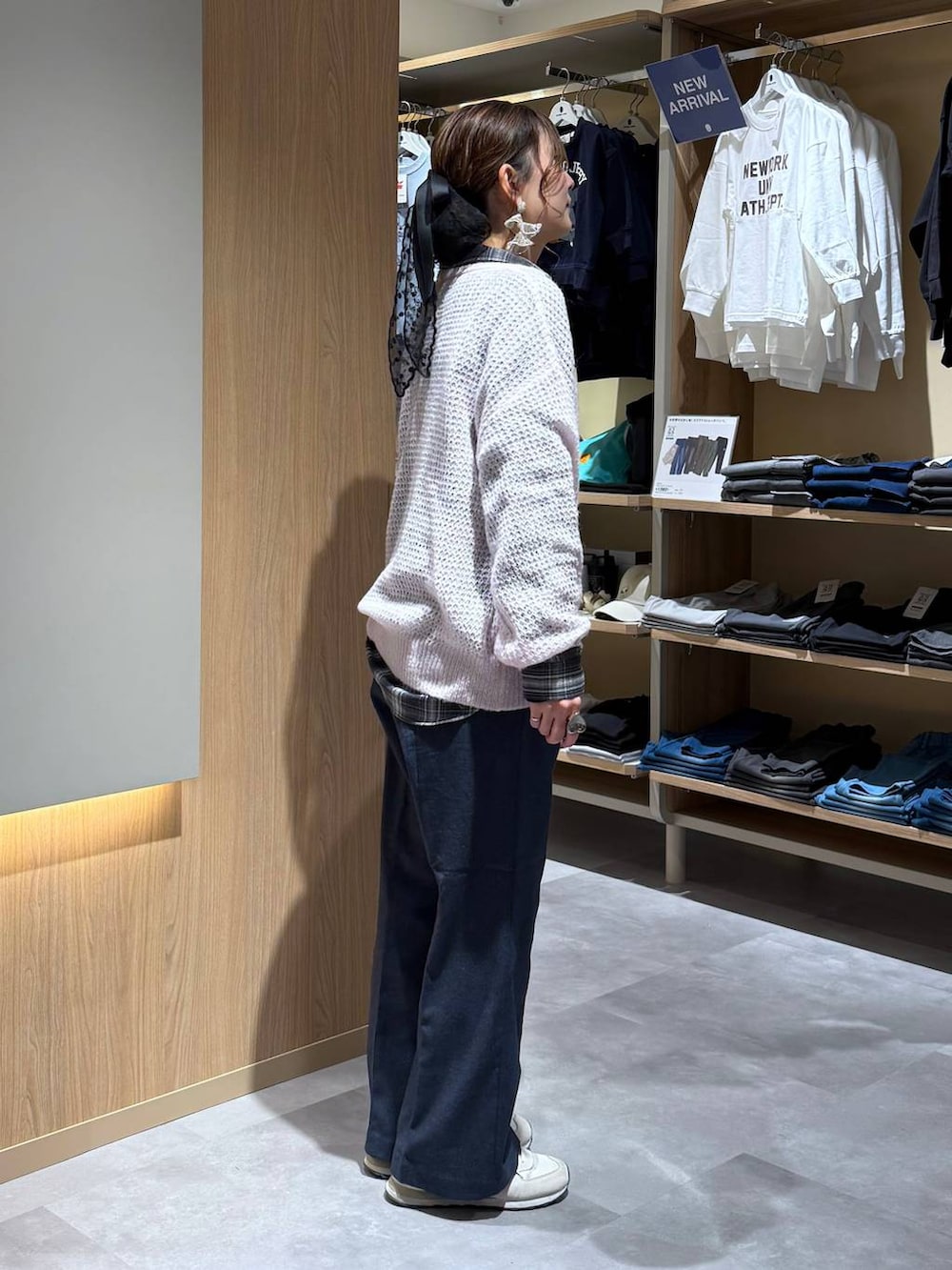 ピンク系のニット/セーター、ブルー系のその他パンツ、ブラック系のシャツ/ブラウスを着用したレディースの冬コーディネートの3枚目の写真