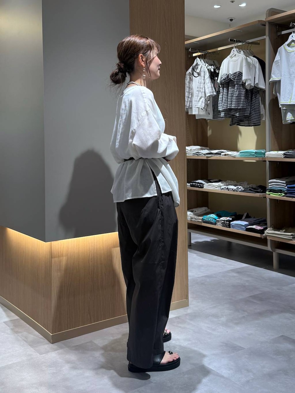 グレー系のその他パンツ、グレー系のタンクトップ、ブラック系のボディバッグ/ウエストポーチを着用したレディースの夏コーディネートの3枚目の写真