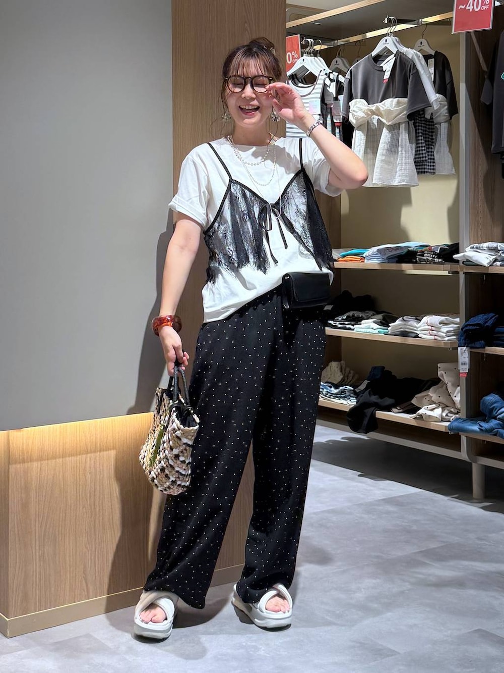 その他のその他パンツ、ブラック系のボディバッグ/ウエストポーチ、その他のかごバッグを着用したレディースの夏コーディネートの2枚目の写真