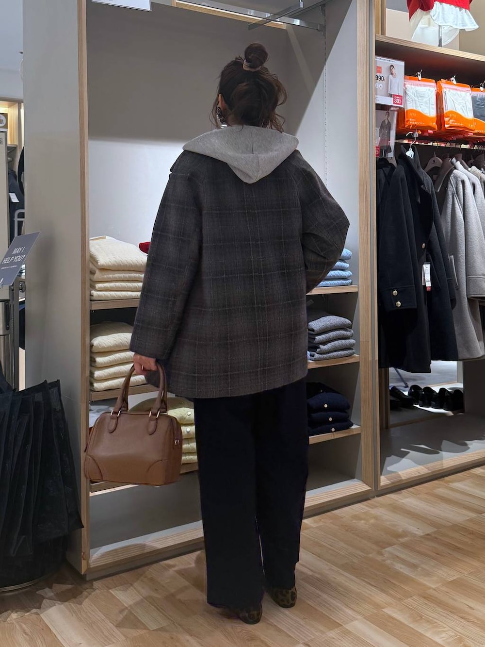 その他のパンプス、その他のチェスターコート、イエロー系のニット/セーターを着用したレディースの冬コーディネートの9枚目の写真