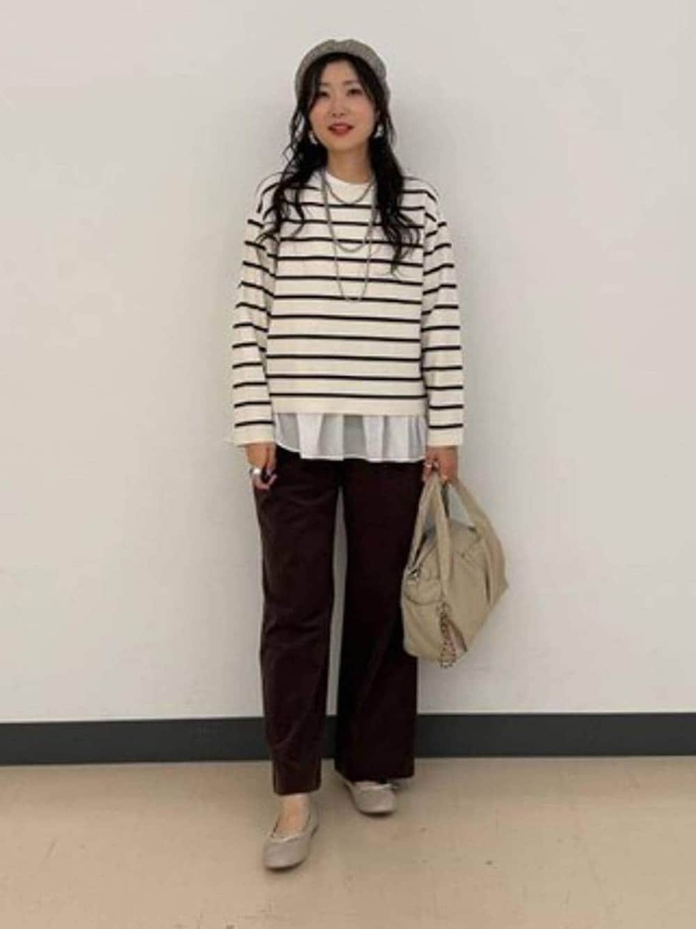 ホワイト系のバレエシューズ、ベージュ系のトートバッグ、ブラウン系のその他パンツを着用したレディースの冬コーディネートの2枚目の写真