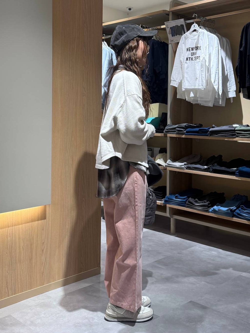 ベージュ系のニット/セーター、グレー系のハンドバッグ、ピンク系のデニムパンツを着用したレディースの春コーディネートの3枚目の写真