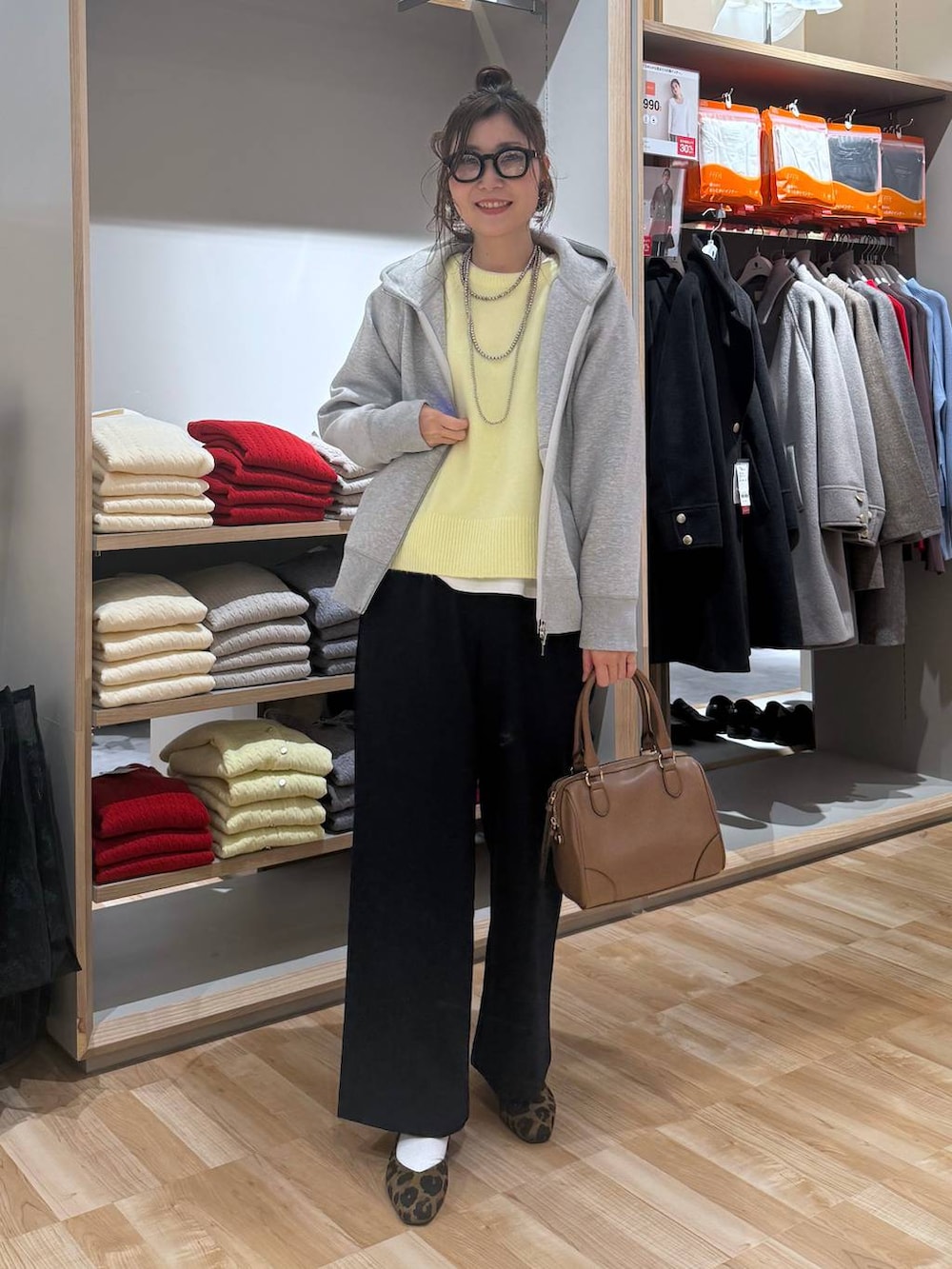 その他のパンプス、その他のチェスターコート、イエロー系のニット/セーターを着用したレディースの冬コーディネートの6枚目の写真