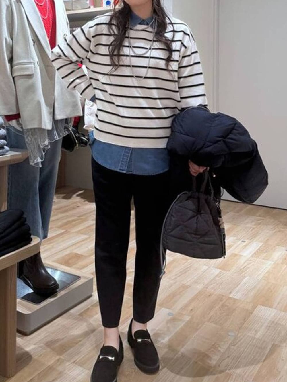 ブルー系のダウンジャケット/コート、ブルー系のシャツ/ブラウス、ブルー系のその他パンツを着用したレディースの春コーディネートの5枚目の写真