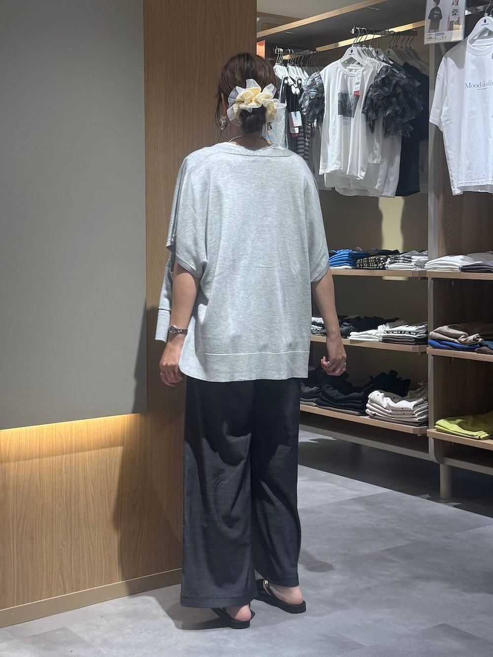 グレー系のカーディガン/ボレロ、ブラック系のその他パンツ、ブラック系のボディバッグ/ウエストポーチを着用したレディースの夏コーディネートの4枚目の写真