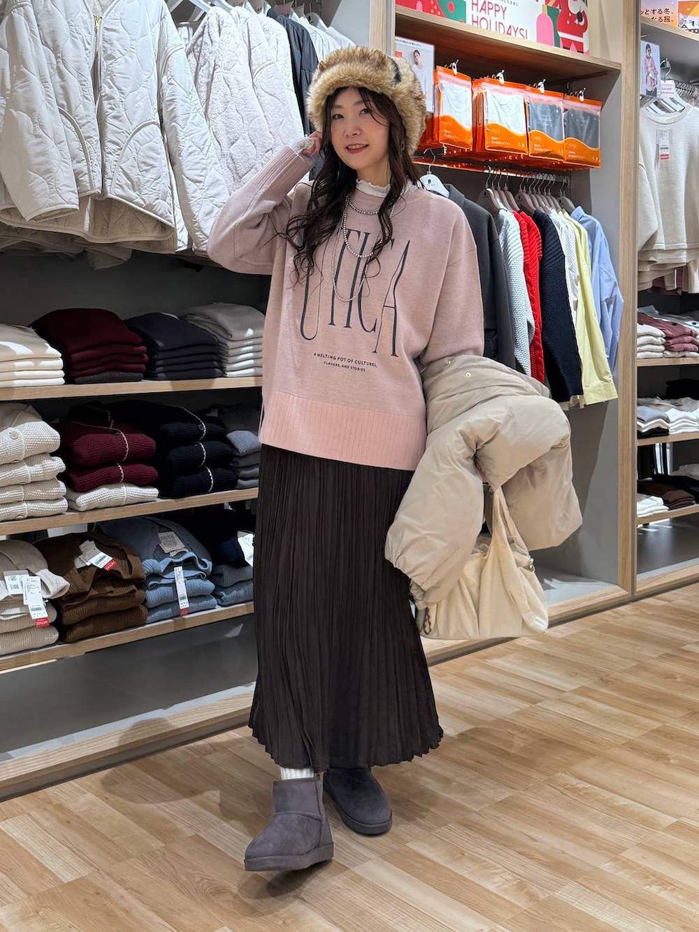 ベージュ系のダウンジャケット/コート、ホワイト系のTシャツ/カットソー、ブラウン系のスカートを着用したレディースの冬コーディネートの6枚目の写真