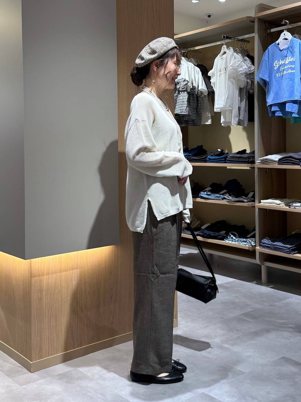 ブラック系のバレエシューズ、ブラック系のショルダーバッグ、ベージュ系のその他パンツを着用したレディースの夏コーディネートの3枚目の写真