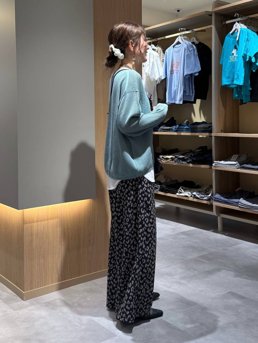 その他のその他パンツ、その他のタンクトップ、ブルー系のニット/セーターを着用したレディースの春コーディネートの4枚目の写真