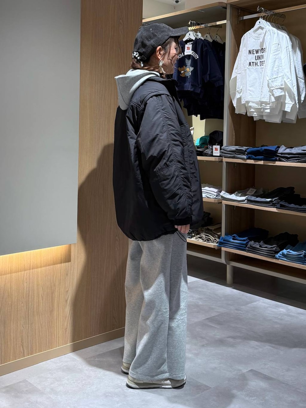 ブラック系のブルゾン、その他のシャツ/ブラウス、グレー系のスウェットパンツを着用したレディースの春コーディネートの7枚目の写真