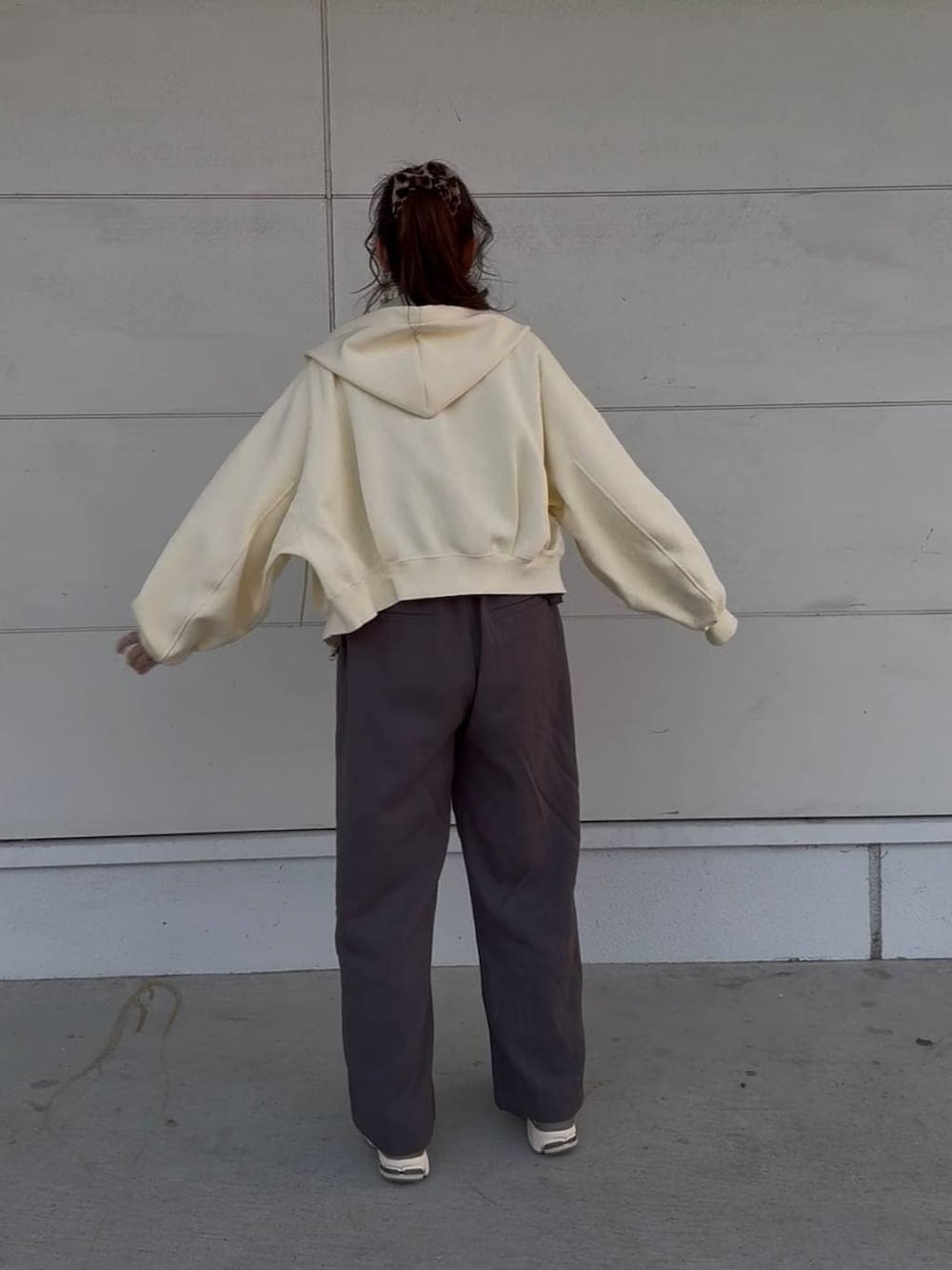 グレー系のサロペット/オーバーオール、イエロー系のパーカー、ホワイト系のTシャツ/カットソーを着用したレディースの春コーディネートの6枚目の写真