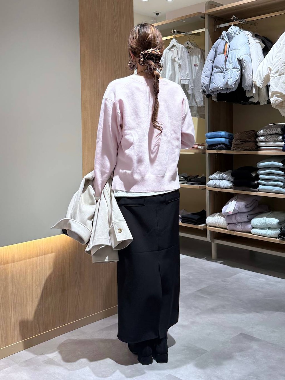 ブラック系のショルダーバッグ、ホワイト系のTシャツ/カットソー、ブラック系のブーツを着用したレディースの冬コーディネートの8枚目の写真