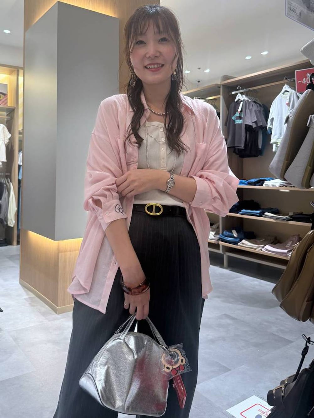 シルバー系のショルダーバッグ、グレー系のその他パンツ、ホワイト系のタンクトップを着用したレディースの夏コーディネートの3枚目の写真