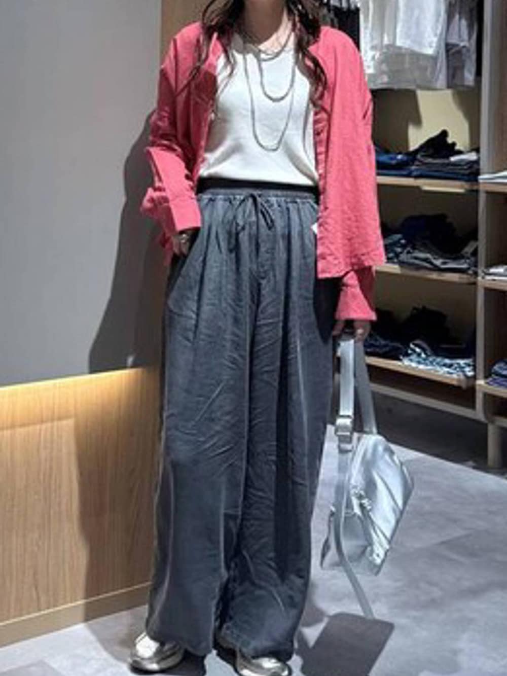 ピンク系のシャツ/ブラウス、ホワイト系のTシャツ/カットソー、シルバー系のショルダーバッグを着用したレディースの夏コーディネートの5枚目の写真
