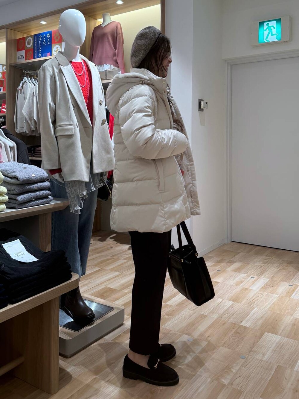 ベージュ系のダウンジャケット/コート、ピンク系のシャツ/ブラウス、ブルー系のその他パンツを着用したレディースの春コーディネートの7枚目の写真