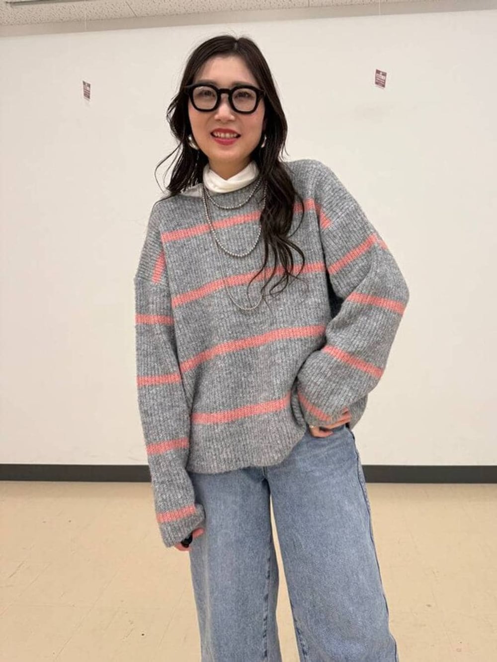 ブラック系のローファー、ブルー系のデニムパンツ、ホワイト系のTシャツ/カットソーを着用したレディースの冬コーディネートの3枚目の写真