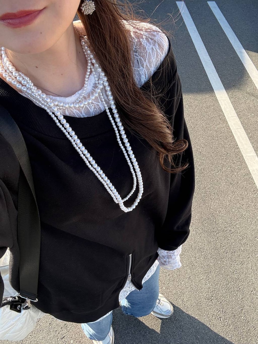 グレー系のベスト、ブルー系のデニムパンツ、ブラック系のTシャツ/カットソーを着用したレディースの春コーディネートの7枚目の写真