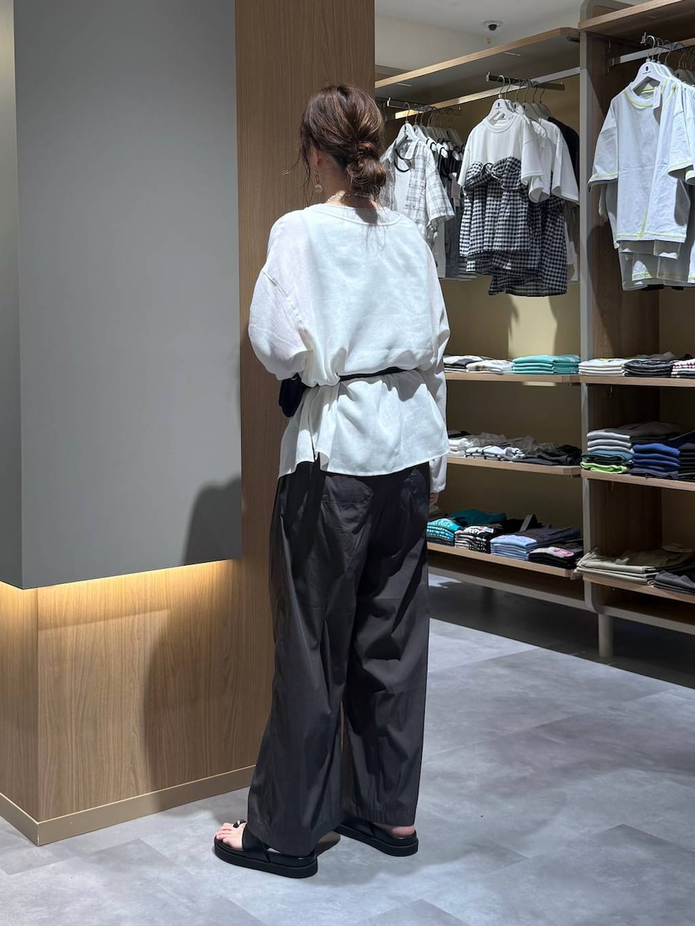 グレー系のその他パンツ、グレー系のタンクトップ、ブラック系のボディバッグ/ウエストポーチを着用したレディースの夏コーディネートの4枚目の写真