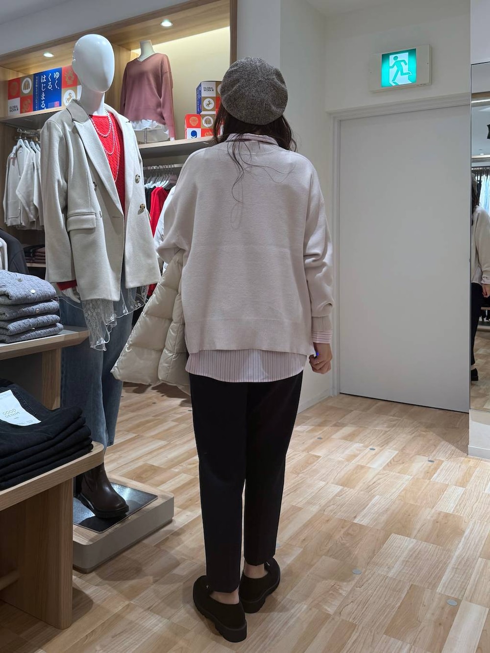 ベージュ系のダウンジャケット/コート、ピンク系のシャツ/ブラウス、ブルー系のその他パンツを着用したレディースの春コーディネートの4枚目の写真