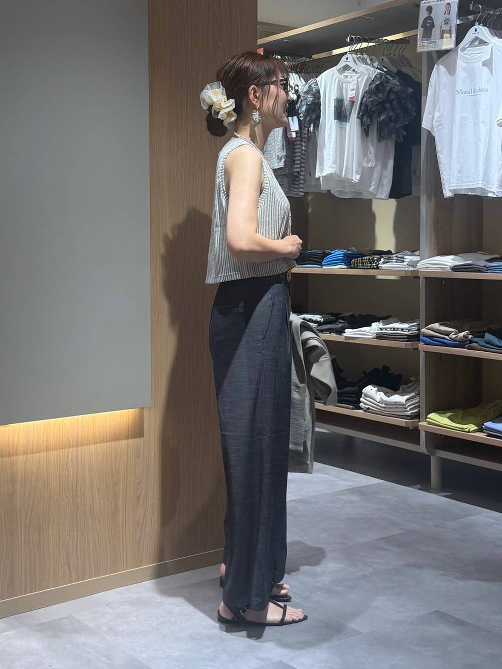 ベージュ系のテーラードジャケット、ブラック系のその他パンツ、ホワイト系のTシャツ/カットソーを着用したレディースの夏コーディネートの7枚目の写真