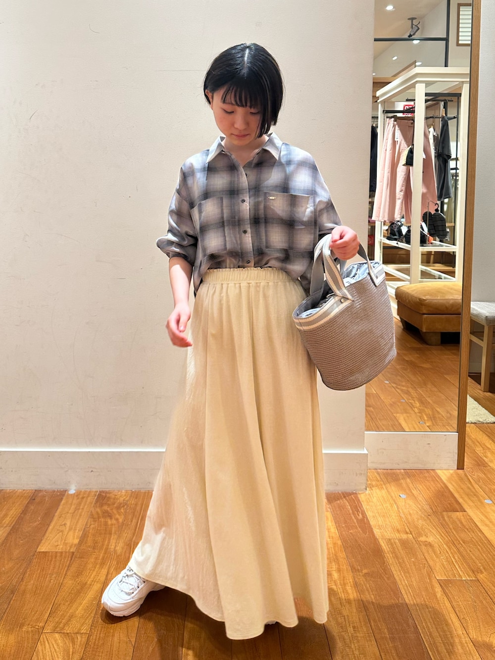 「シャツコーデ、シアートップス、シンプルスタイル、低身長女子、涼しいコーデ、キレイめ、チェックシャツ、スカートスタイル、かごバッグ、スニーカーコーデ」｜「fredy emueのオンブレーチェック柄クロップドシャツ（シャツ/ブラウス、グレー系）」を使った、chiさん（レディース・149cm）の夏コーディネートの5枚目の写真